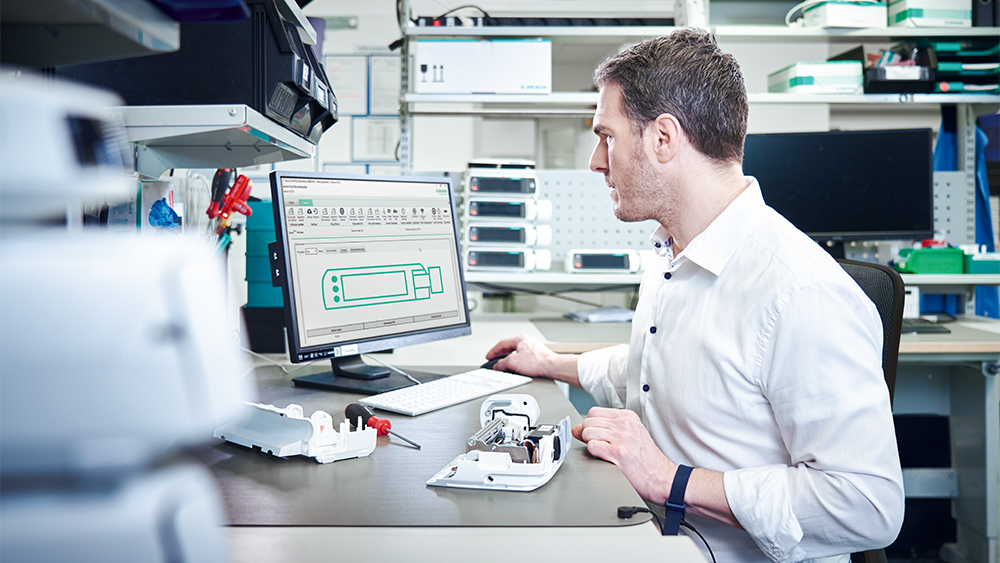 B. Braun maintenance personnel utilize computer-based diagnostics to assess the performance of medical devices and identify any potential issues. 